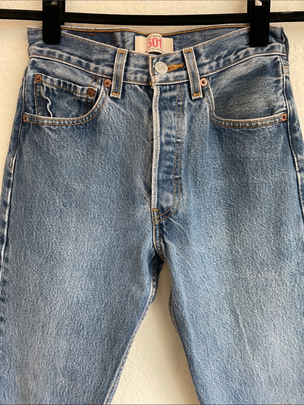 Levi's Men's 501 Button-fly Straight Jeans in Medium Blue Wash 28 x 32 - Picture 7 of 11